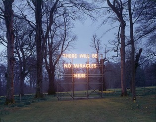 photo : Installation de Nathan Coley