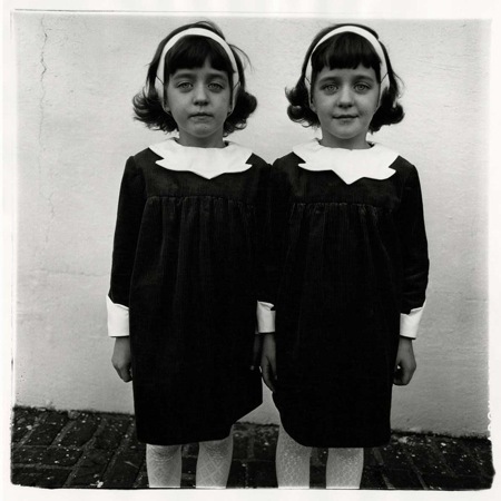 Jumelles identiques, Roselle, N.J. 1967 Copyright © The Estate of Diane Arbus Jumelles identiques, Roselle, N.J. 1967 Copyright © The Estate of Diane Arbus